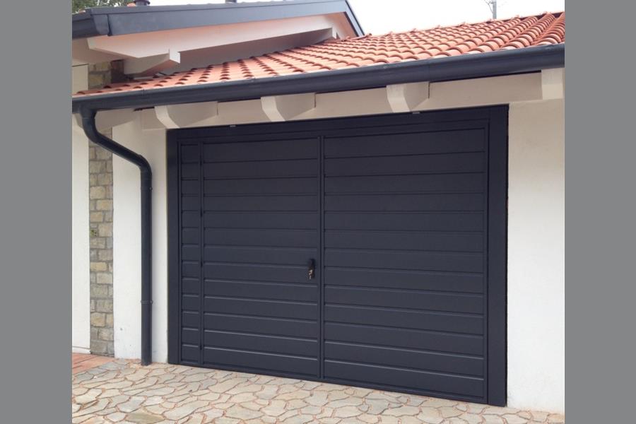 Painted grey RAL 7016, mantle EXTRA LARGE-O horizontally ribbed, pedestrian door, double automation.