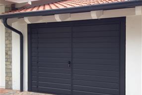 Painted grey RAL 7016, mantle EXTRA LARGE-O horizontally ribbed, pedestrian door, double automation.