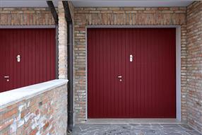 Modello BASIC 16, verniciata RAL rosso 3004, porta pedonale